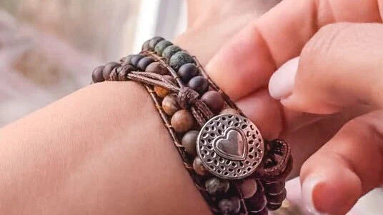 Pas de pasvorm van je wikkelarmband aan