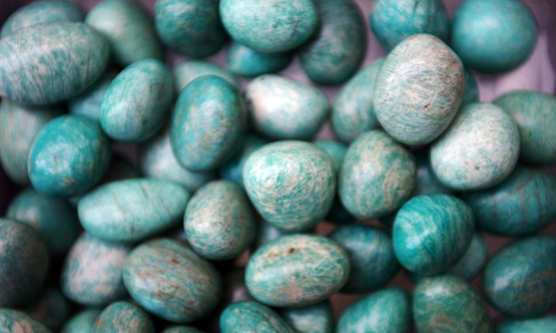 Close-up van amazoniet kralen met blauwgroene tekening
